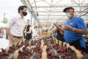 Justin Trudeau And Wife  At The Parkdale Public Market - Ottawa