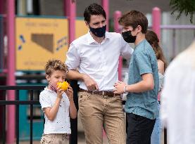 Justin Trudeau And Wife  At The Parkdale Public Market - Ottawa