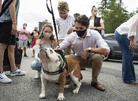 Justin Trudeau And Wife  At The Parkdale Public Market - Ottawa