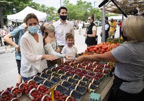 Justin Trudeau And Wife  At The Parkdale Public Market - Ottawa