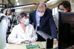 Jean Castex visits Micronique and X-FAB in Corbeil-Essonnes