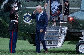 Biden Walks Off of Marine One