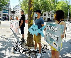 Paris Animaux Zoopolis Protests outside Decathlon store