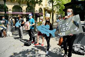 Paris Animaux Zoopolis Protests outside Decathlon store