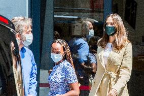 Angelina Jolie With Her Children - Paris Nb