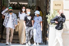 Angelina Jolie With Her Children - Paris Nb