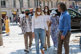 Angelina Jolie With Her Children - Paris Nb