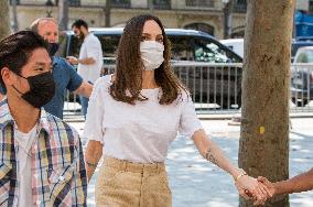 Angelina Jolie With Her Children - Paris Nb