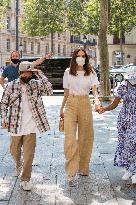 Angelina Jolie With Her Children - Paris Nb