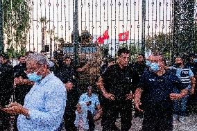 Tunisian army stops Ghannouchi from entering parliament