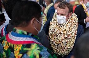 Emmanuel Macron Covered With flowers In Polynesia