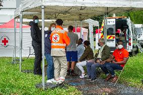 Jean Castex visits Red Cross vaccination center - Villetaneuse