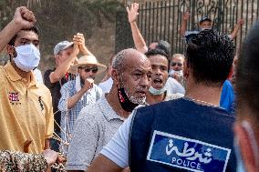 Clashes between Ennahdha and Pro-Saied supporters outside Assembly