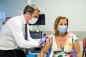 Olivier Veran vaccinates Olivia Gregoire, who is pregnant