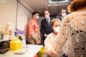 Jean Castex visits Red Cross vaccination center - Villetaneuse