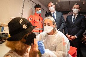 Jean Castex visits Red Cross vaccination center - Villetaneuse