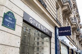 A Man Robbed The Jeweler Chaumet's Boutique - Paris Nb