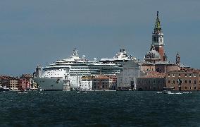 Italy Bans Cruise Ships From Venice Lagoon