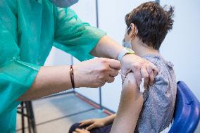 Adolescents Aged 12 Get Vaccinated Against Covid 19 - Paris Nb