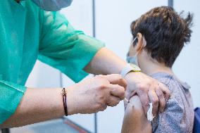 Adolescents Aged 12 Get Vaccinated Against Covid 19 - Paris Nb