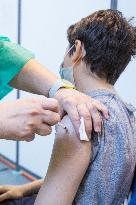 Adolescents Aged 12 Get Vaccinated Against Covid 19 - Paris Nb