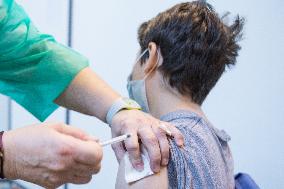 Adolescents Aged 12 Get Vaccinated Against Covid 19 - Paris Nb