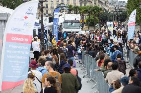 Parisians Queue To Be Vaccinated Against Covid-19 - Paris