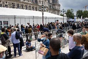 Parisians Queue To Be Vaccinated Against Covid-19 - Paris