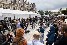 Parisians Queue To Be Vaccinated Against Covid-19 - Paris