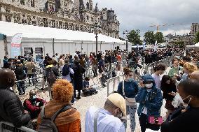 Parisians Queue To Be Vaccinated Against Covid-19 - Paris