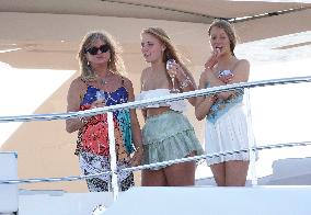 Kurt Russell And Goldie Hawn Partying - St Tropez