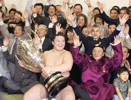 Sumo: Grand champion Hakuho to retire