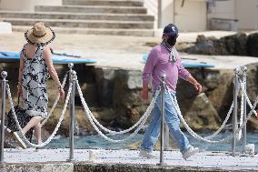 Steven Spielberg And Family Arrive At Eden Roc - Antibes