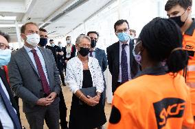 Elisabeth Borne and Jean-Pierre Farandou sign the 1 young, 1 solution chart - Paris