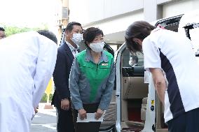 Tokyo Governor Koike inspects a medical facility responding to the new corona.