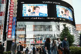 Shinjuku Alta Vision broadcasting the lifting of the state of emergency.