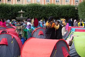 Demonstration To Ask For Housing For Migrants - Paris