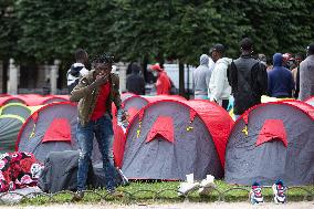 Demonstration To Ask For Housing For Migrants - Paris