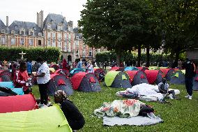 Demonstration To Ask For Housing For Migrants - Paris