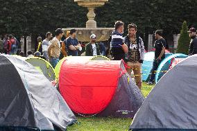 Demonstration To Ask For Housing For Migrants - Paris