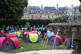 Demonstration To Ask For Housing For Migrants - Paris