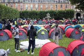 Demonstration To Ask For Housing For Migrants - Paris