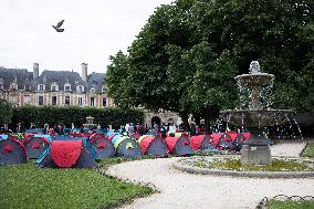 Demonstration To Ask For Housing For Migrants - Paris