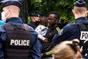 Evacuation Of The Homeless Migrants In Place Des Vosges - Paris