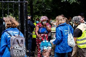 Evacuation Of The Homeless Migrants In Place Des Vosges - Paris