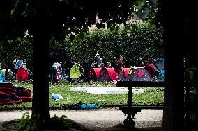 Evacuation Of The Homeless Migrants In Place Des Vosges - Paris
