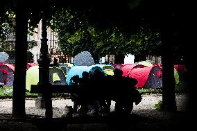 Evacuation Of The Homeless Migrants In Place Des Vosges - Paris