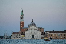 Angelina Jolie JR - Venise