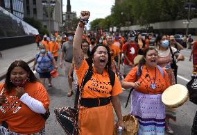 Protesters demand investigation into residential schools - Ottawa