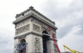 The packaging of the Arc de Triomphe begins - Paris